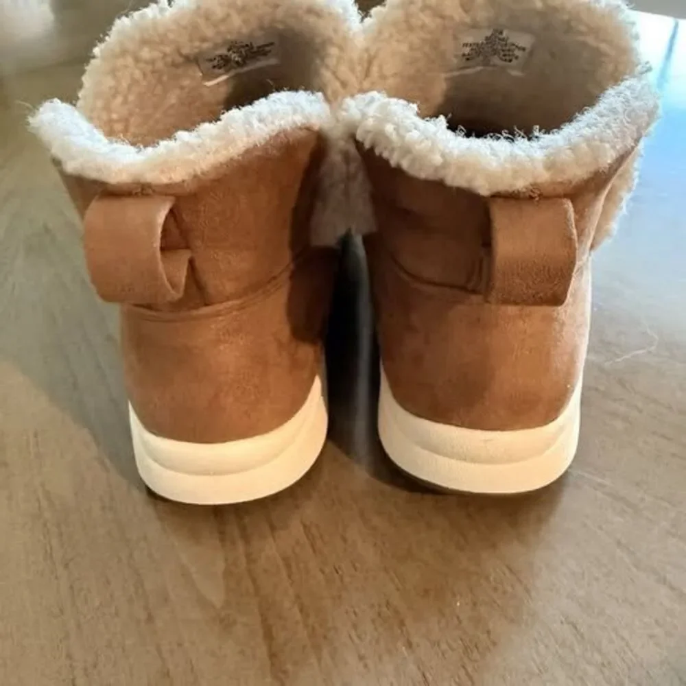 Easy Spirit Light Brown Tuva Cozy Booties size 10W. New Without Box